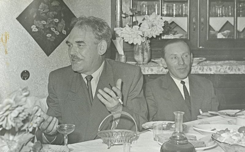 KKE 4143-54.jpg - Od prawej: Bolesław Szczuka jako urzędnik stanu cywilnego na weselu